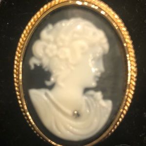 Vintage Avon Cameo Pin -EUC